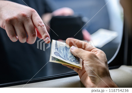 お金を渡す男性の手 お金を渡す男性の手 118754236