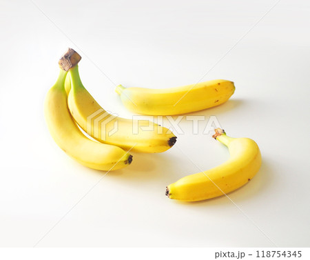 新鮮なバナナ 白背景 新鮮なバナナ 白背景 118754345