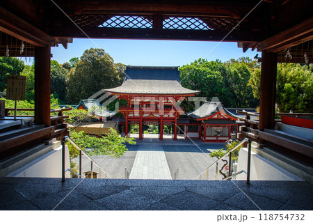 近江神宮、拝殿から見た朱塗りの楼門 118754732