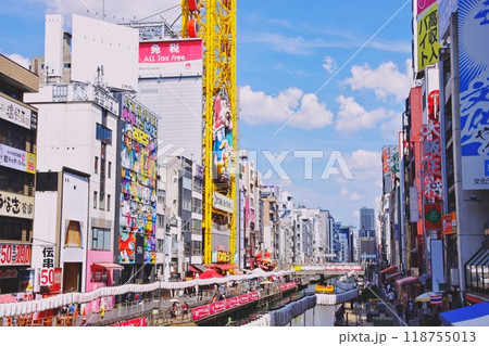 色鮮やかな道頓堀と青空広がる風景写真 118755013