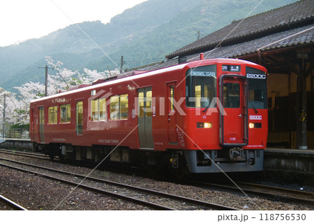 肥薩線／白石駅に停車するキハ220形（JR九州） 118756530