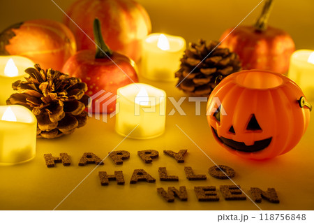 ハロウィンナイトの暖かなキャンドル 118756848