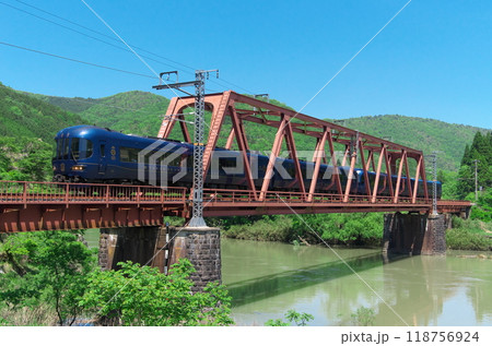 京都丹後鉄道KTR8000系『丹後の海』が新緑の鉄橋を渡る風景 118756924
