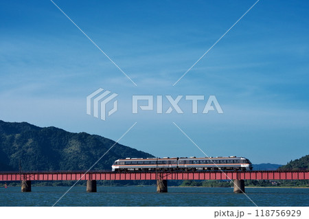 由良川橋梁を渡る京都丹後鉄道 118756929