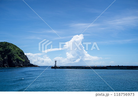 渡嘉敷島の港から見える海と青い空 渡嘉敷島の港から見える海と青い空 118756973