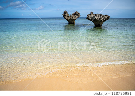 古宇利島のハートロックと海 118756981