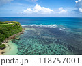きれいなエメラルドグリーンの海(果報バンタ) 118757001