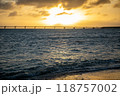 夕日が沈む前のビーチ 118757002