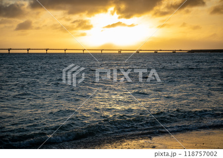 夕日が沈む前のビーチ 118757002