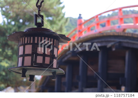 宮島の灯篭と赤い橋 宮島の灯篭と赤い橋 118757184