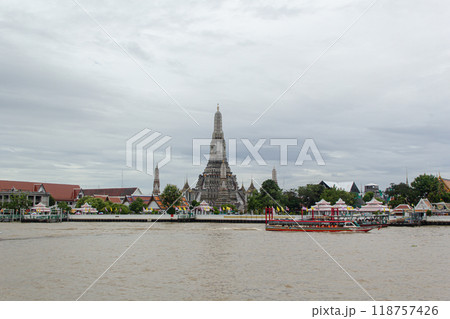 Wat Arun with the Chao Phraya River and boats in front Wat Arun with the Chao Phraya River and boats in front 118757426