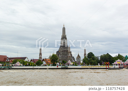 Wat Arun with the Chao Phraya River and boats in front 118757428