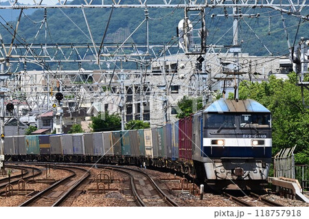 さくら夙川駅を通過する　上り　長大編成貨物列車 118757918