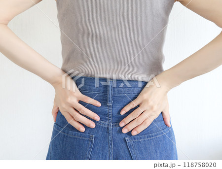 腰を押さえる女性 腰痛 腰を押さえる女性 腰痛 118758020