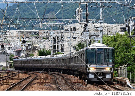 複々線東海道本線　さくら夙川駅を通過する　上り新快速 118758158