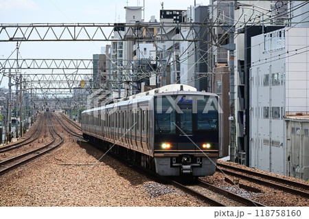 複々線東海道本線 さくら夙川駅に到着する通勤電車 複々線東海道本線 さくら夙川駅に到着する通勤電車 118758160
