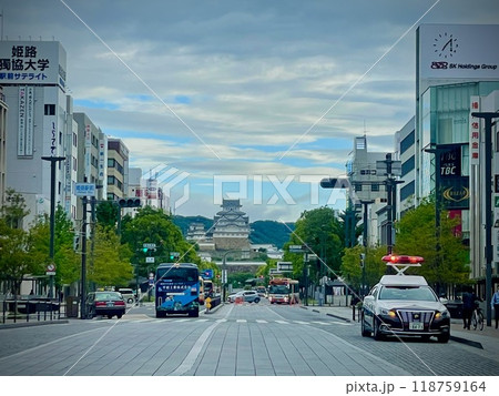 姫路城を望む大通りから 118759164