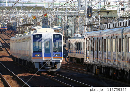 朝ラッシュで混雑する南海電車（新今宮～今宮戎） 118759525