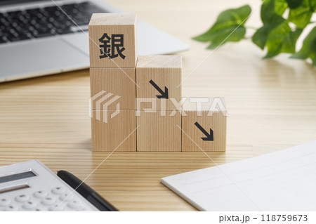 銀ダウンの矢印が書かれた積み木のブロック 118759673