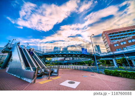 日本の横浜都市景観 新風景。新港サークルウォークやエスカレーター。右奥には横浜ランドマークタワー 118760088