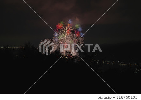 三ヶ日花火大会で夏の夜空に咲く大輪の花火(静岡県) 118760103