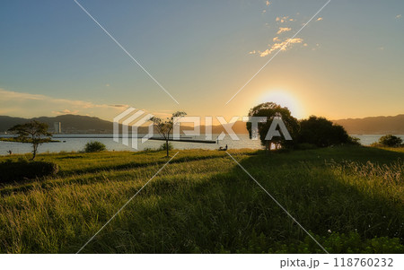 夕日に照らされる琵琶湖の黄昏時 夕日に照らされる琵琶湖の黄昏時 118760232