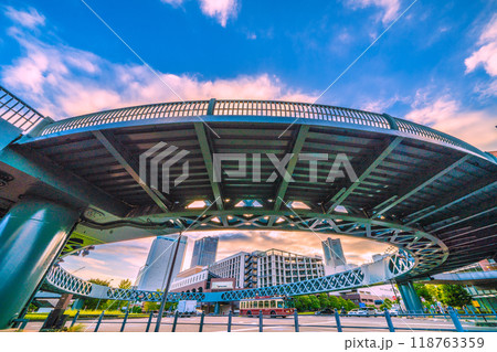 日本の横浜都市景観 新港サークルウォークや横浜ランドマークタワーなどを望む＝26日 118763359