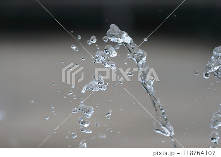 噴水の水しぶき 噴水の水しぶき 118764107