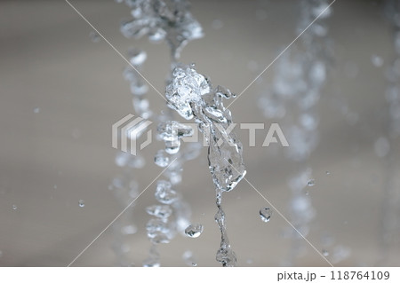噴水の水しぶき 118764109