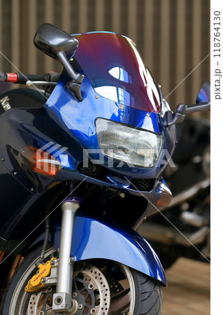 駐車中のオートバイ　イメージ 118764130