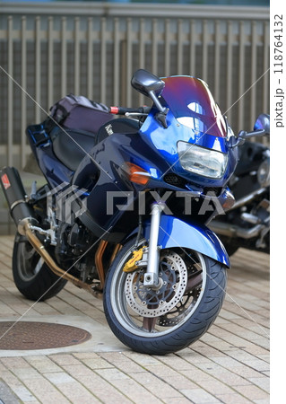 駐車中のオートバイ　イメージ 118764132