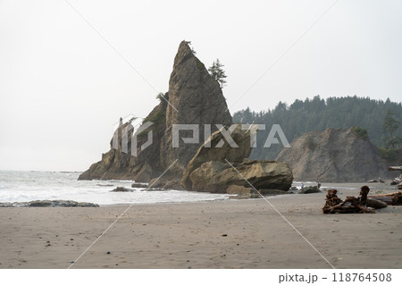 A beautiful view of Split Rock at Rialto Beach on a cloudy day. 118764508