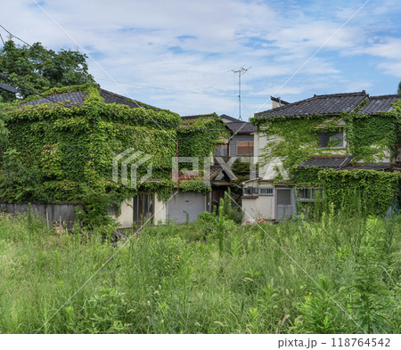 東京の空き家現象の象徴を表す雑草が生い茂った廃屋。 東京の空き家現象の象徴を表す雑草が生い茂った廃屋。 118764542