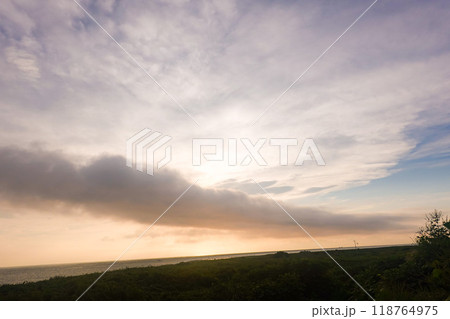 ロール雲と美しい夕焼け 118764975