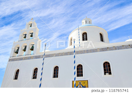 Oia, Santorini, views of the white houses with their cobbled streets. Village bathed by the South Aegean Sea, in the Cyclades, Greece Oia, Santorini, views of the white houses with their cobbled streets. Village bathed by the South Aegean Sea, in the Cyclades, Greece 118765741