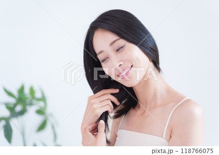 ヘアケアするミドル女性 ヘアケアするミドル女性 118766075