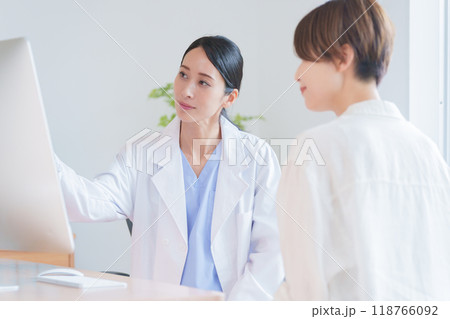 患者を診察する医者 118766092