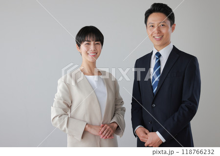 微笑むビジネスパーソン男女_1 118766232