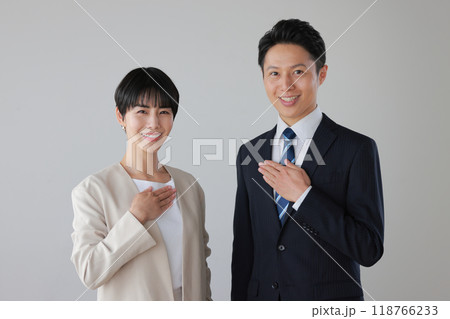 微笑むビジネスパーソン_お任せくださいのポーズ_1 118766233