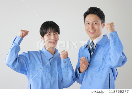 作業服を着たスタッフ男女_両手でガッツポーズ_1 作業服を着たスタッフ男女_両手でガッツポーズ_1 118766277