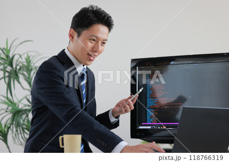 プログラミング作業するスーツ姿のエンジニア_1 プログラミング作業するスーツ姿のエンジニア_1 118766319