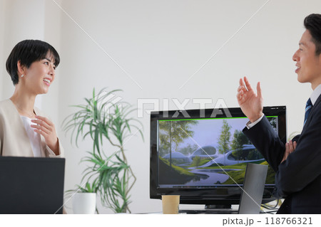 近未来的建築デザインについて話し合うデザイナー男女_1 近未来的建築デザインについて話し合うデザイナー男女_1 118766321