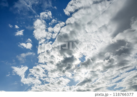 青空の天空に浮く雲の造形【背景素材】 118766377