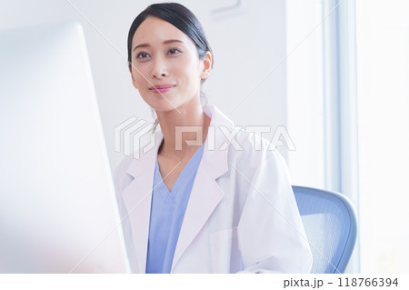 働く女性医師 働く女性医師 118766394