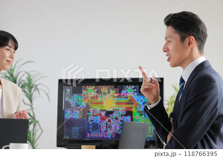 1つ大事なことがあって_と話すビジネスマン_1 1つ大事なことがあって_と話すビジネスマン_1 118766395