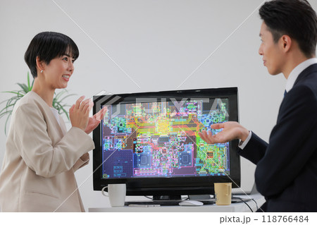 CAD図面を見ながら打ち合わせするエンジニア男女_2 118766484