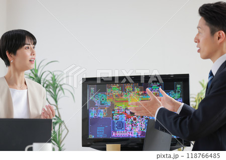 同僚の話に気付きのあったビジネスウーマン_1 118766485