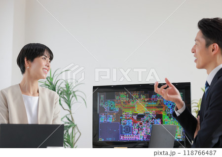 設計図を見ながら話し合うエンジニア男女_1 118766487