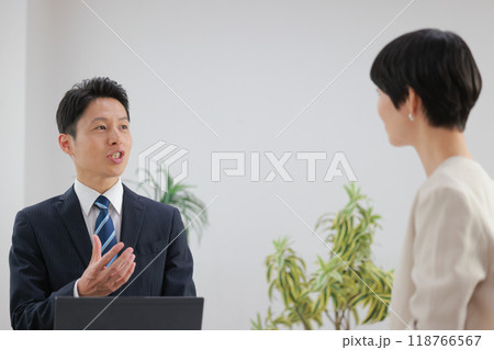 笑顔で説明するアドバイザー男性_1 笑顔で説明するアドバイザー男性_1 118766567