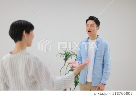 ボーカルトレーニングする男性と大きな身振りで指示するトレーナー女性_2 ボーカルトレーニングする男性と大きな身振りで指示するトレーナー女性_2 118766803